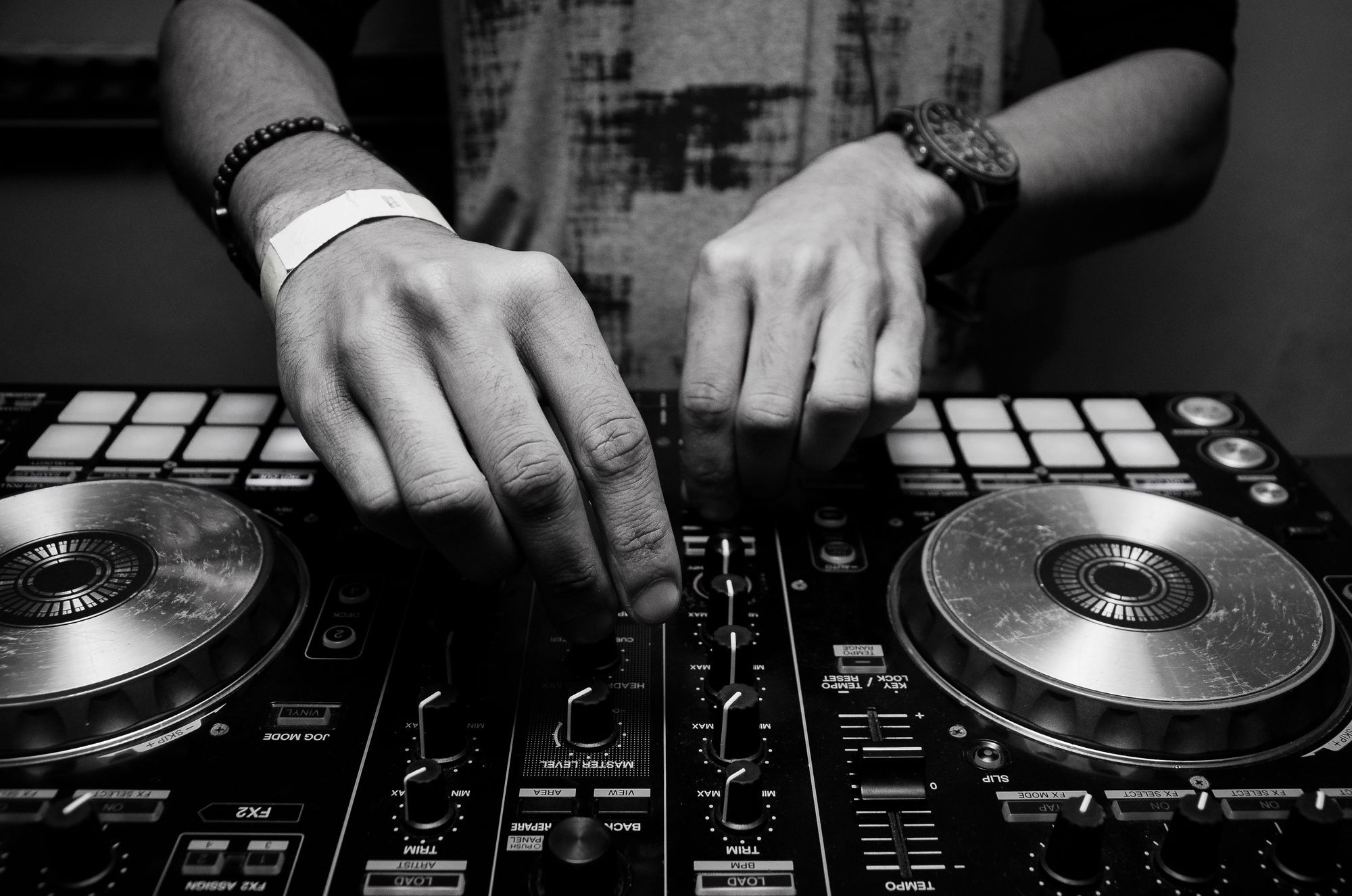 Pozwolenie ZAiKS dla DJ'a – czy jest obowiązkowe?
