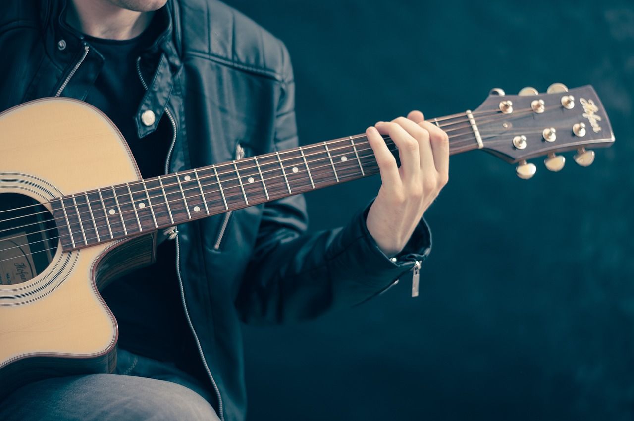 Dlaczego warto rozpocząć muzyczną przygodę od gitary?