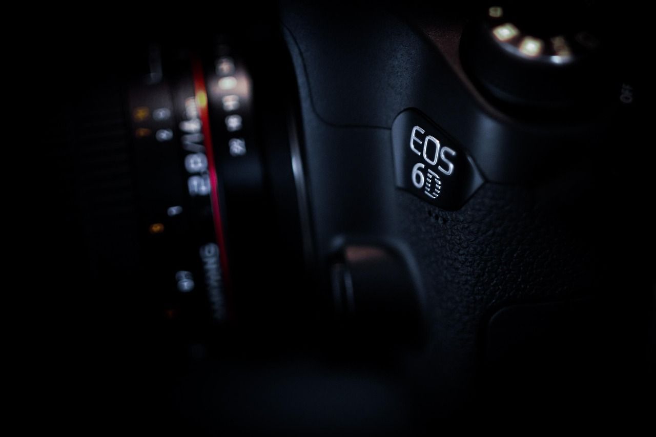 Canon EOS - dzięki jakim udogodnieniom zdobył popularność wśród fotografów?