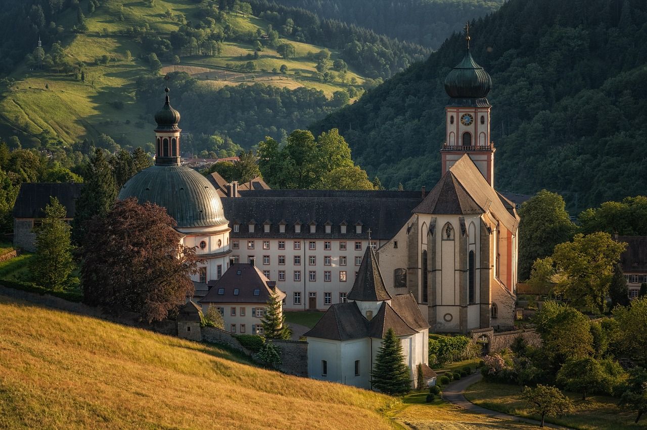 Ubierz swój kościół - przegląd strojów i odzieży liturgicznej