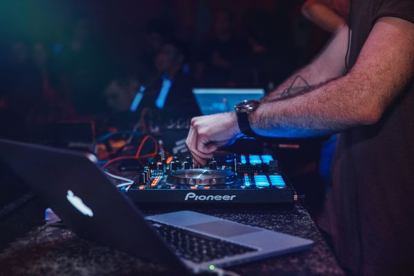 Jak zostać profesjonalnym DJ-em?