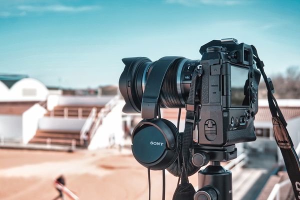 Sztuka filmowania: wybór idealnej kamery dla początkujących