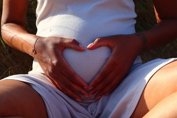 Zaplanuj idealną sesję ciążową – co warto wiedzieć?