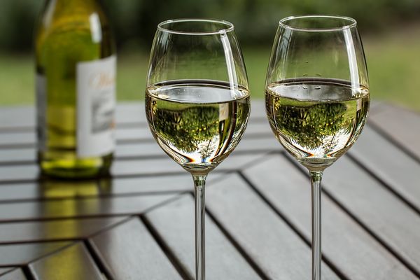 Czy białe wino z Hiszpanii to dobry wybór na prezent?