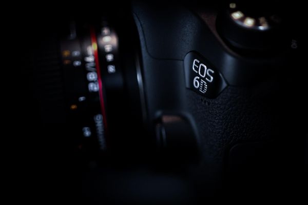 Canon EOS - dzięki jakim udogodnieniom zdobył popularność wśród fotografów?