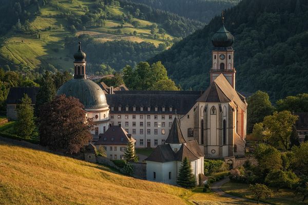 Ubierz swój kościół - przegląd strojów i odzieży liturgicznej