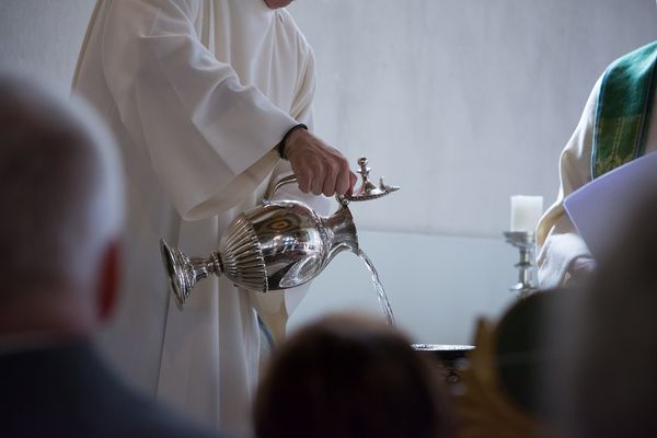 Co powinieneś wiedzieć o dewocjonalnych przedmiotach używanych podczas chrzcin?